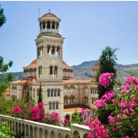 άνετο στο κέντρο της πόλης *
